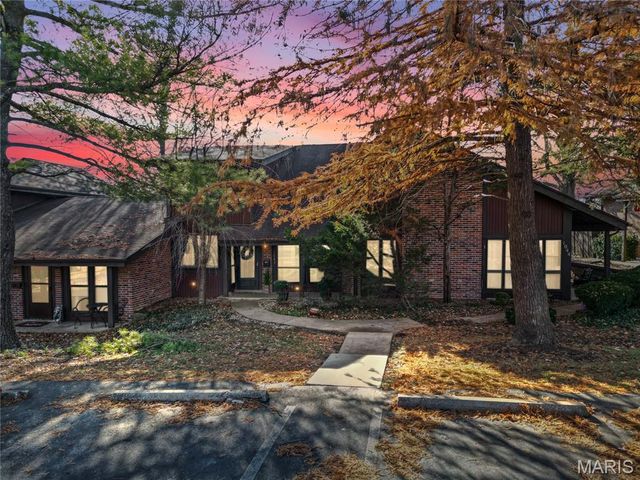 1042 Humber Circle, St Louis, MO 63129