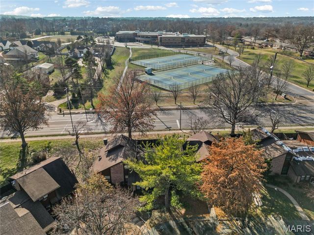 1042 Humber Circle, St Louis, MO 63129