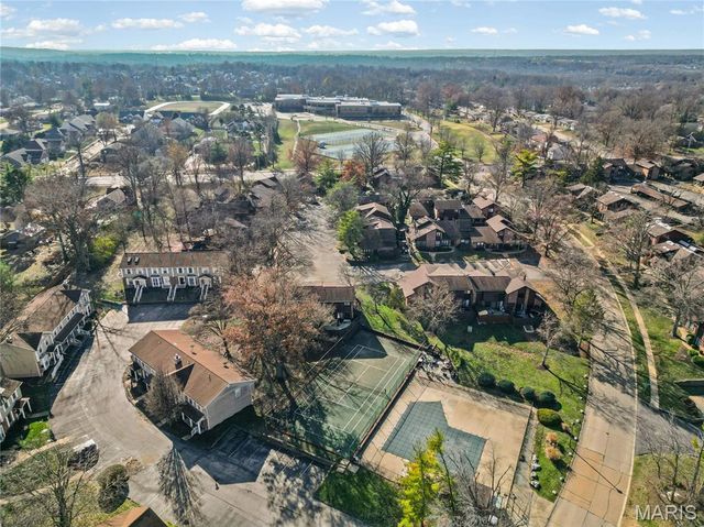 1042 Humber Circle, St Louis, MO 63129