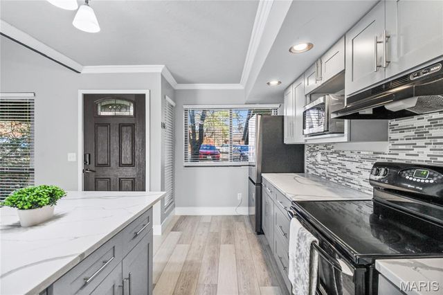 1042 Humber Circle, St Louis, MO 63129