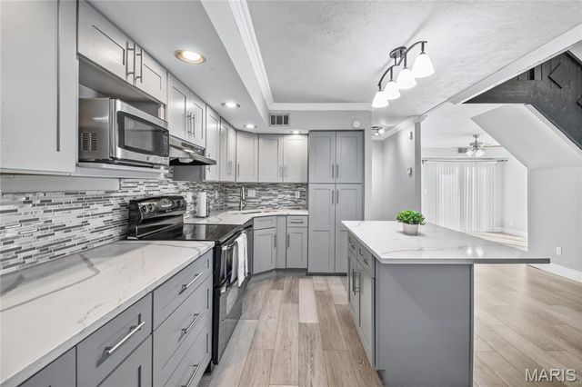 1042 Humber Circle, St Louis, MO 63129