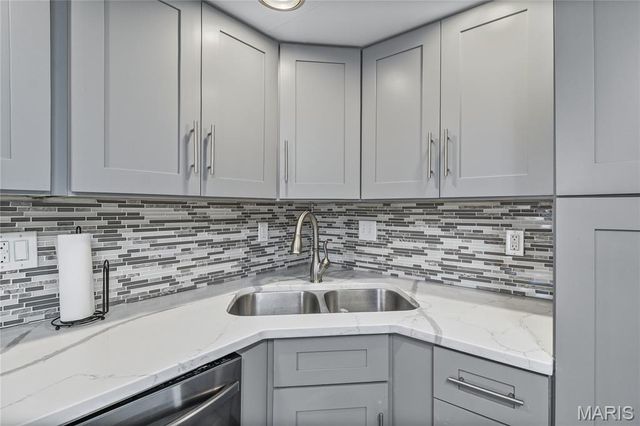 1042 Humber Circle, St Louis, MO 63129