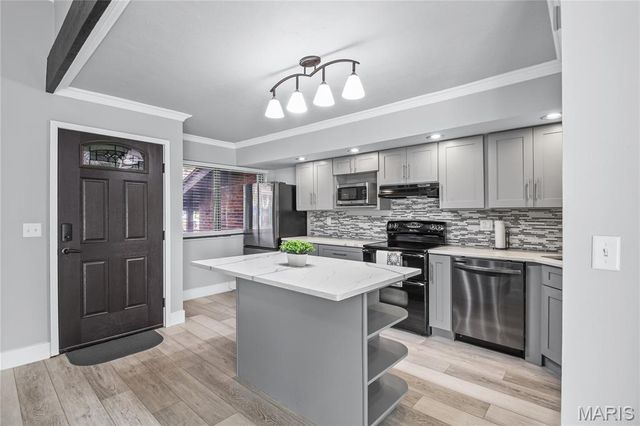 1042 Humber Circle, St Louis, MO 63129