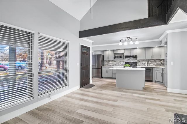 1042 Humber Circle, St Louis, MO 63129