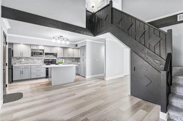 1042 Humber Circle, St Louis, MO 63129