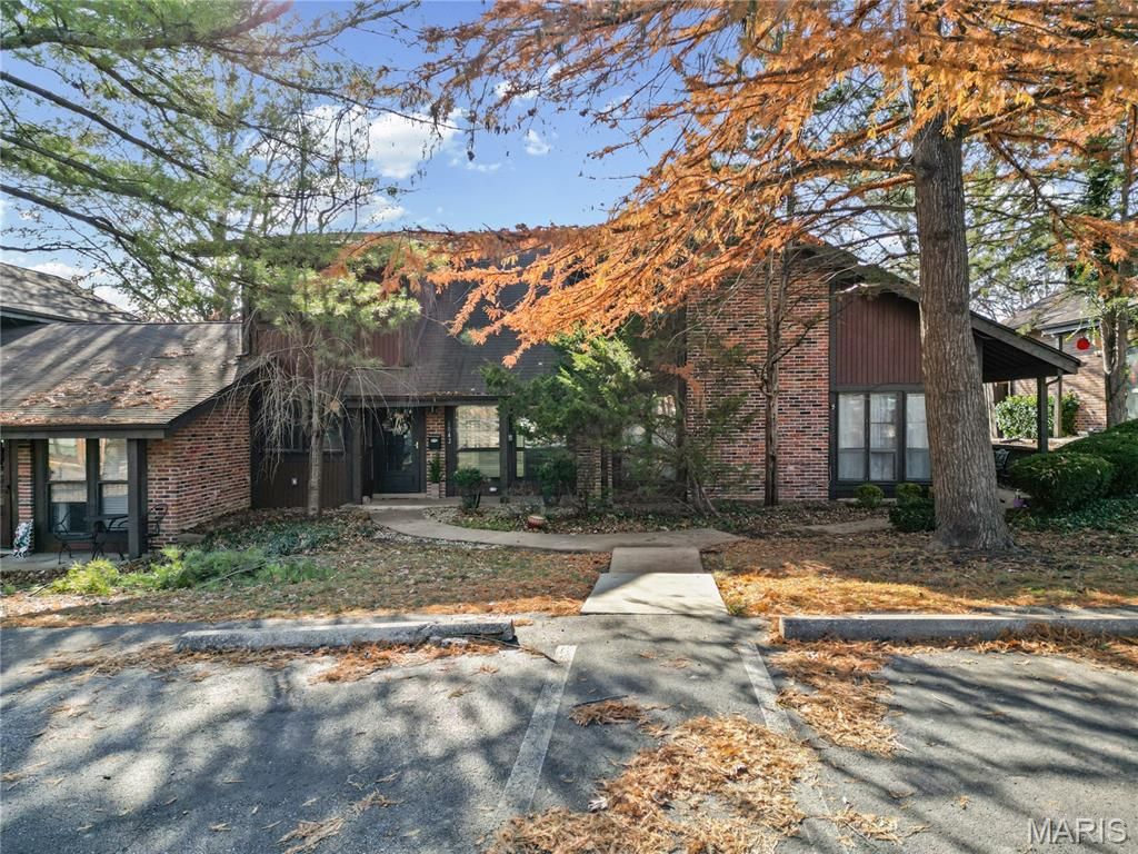 1042 Humber Circle, St Louis, MO 63129