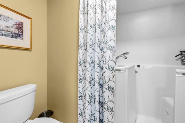 126 Windwood Pointe Street, Saint Clair Shores, MI 48080