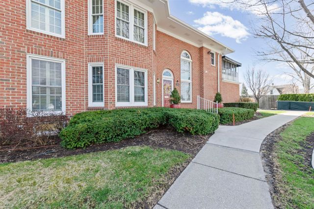126 Windwood Pointe Street, Saint Clair Shores, MI 48080