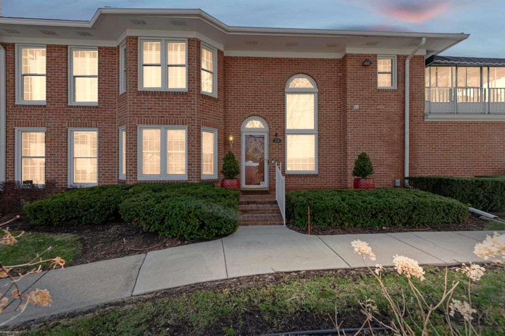 126 Windwood Pointe Street, Saint Clair Shores, MI 48080