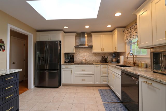 19 Beach Drive, Kingston, NH 03848