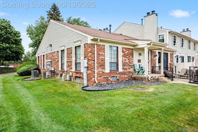 38748 Golfview Drive E, Clinton Charter Township, MI 48038