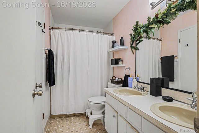 38748 Golfview Drive E, Clinton Charter Township, MI 48038