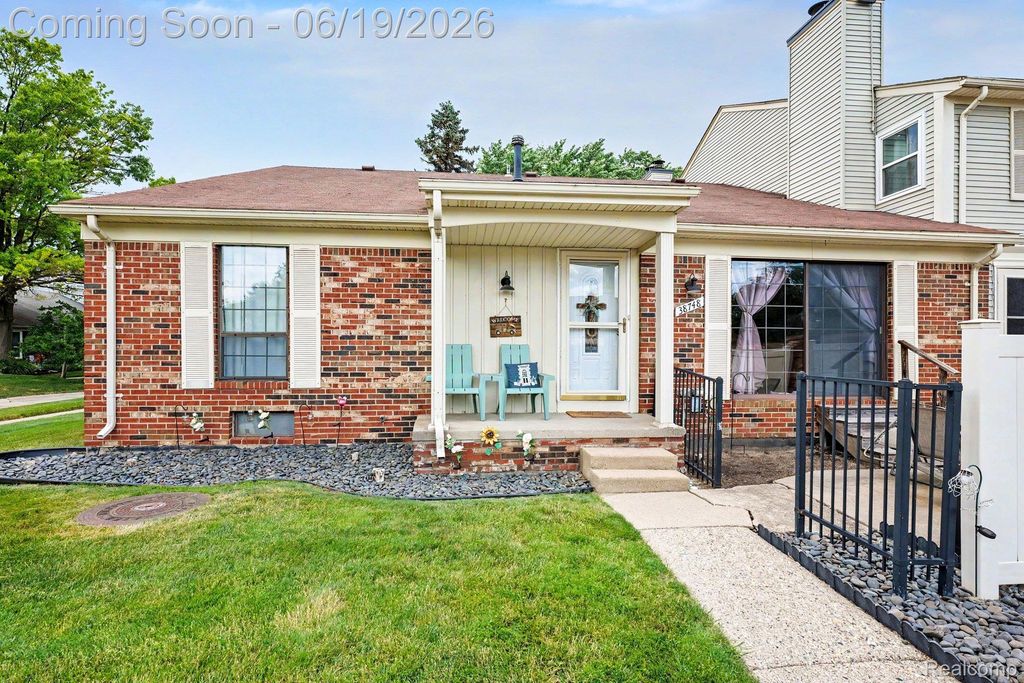 38748 Golfview Drive E, Clinton Charter Township, MI 48038