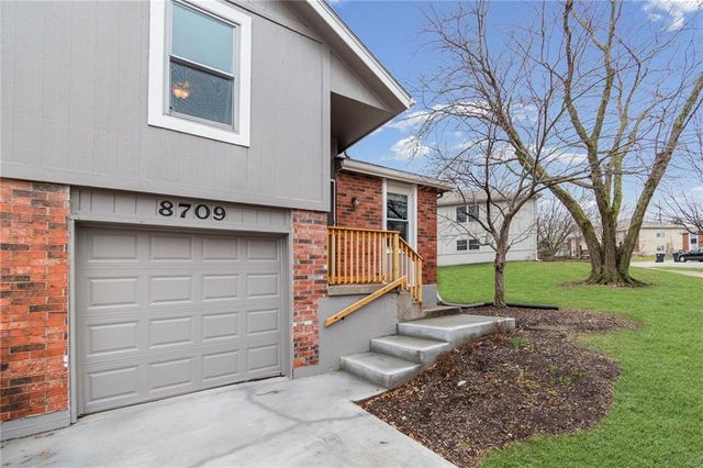 8709 N Hull Avenue, Kansas City, MO 64154