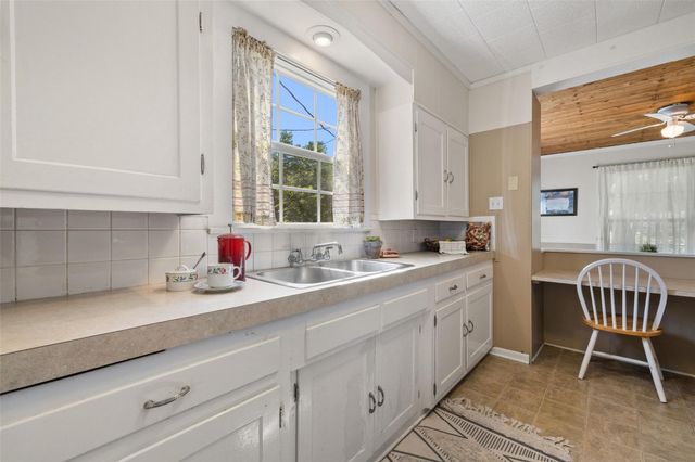 839 W 6th ST, Taylor, TX 76574