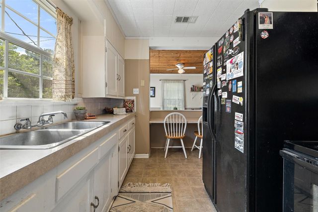 839 W 6th ST, Taylor, TX 76574