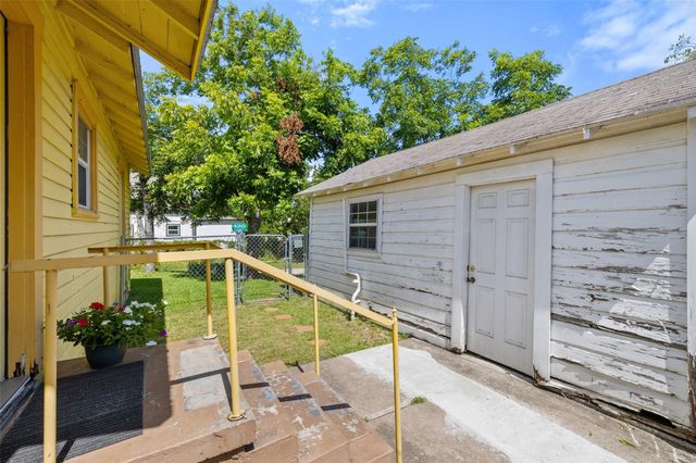 839 W 6th ST, Taylor, TX 76574