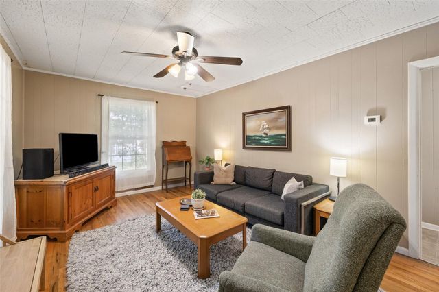 839 W 6th ST, Taylor, TX 76574