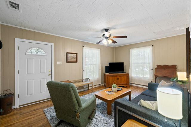 839 W 6th ST, Taylor, TX 76574
