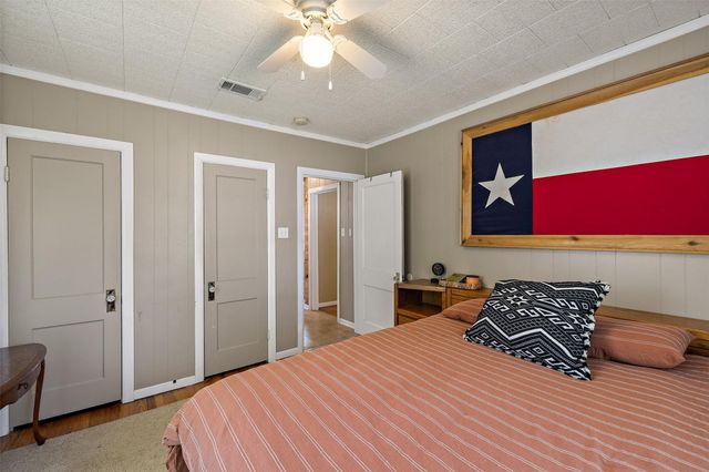 839 W 6th ST, Taylor, TX 76574