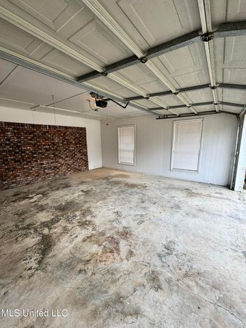 1209 N 32nd Avenue, Hattiesburg, MS 39401