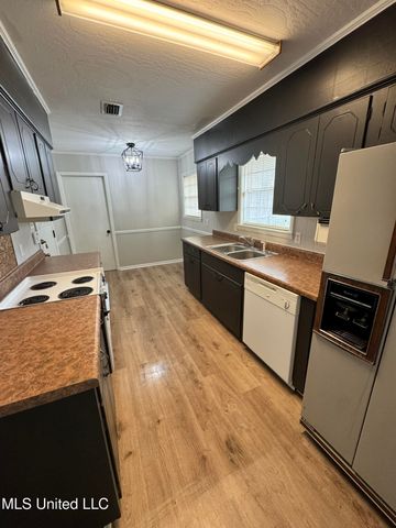 1209 N 32nd Avenue, Hattiesburg, MS 39401