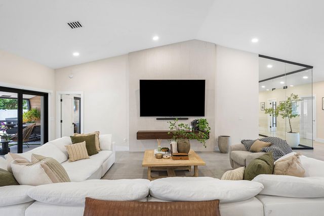 926 SW 35th Court, Boynton Beach, FL 33435