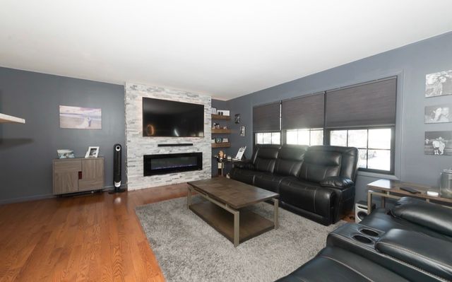 6717 Patton Drive, Woodridge, IL 60517