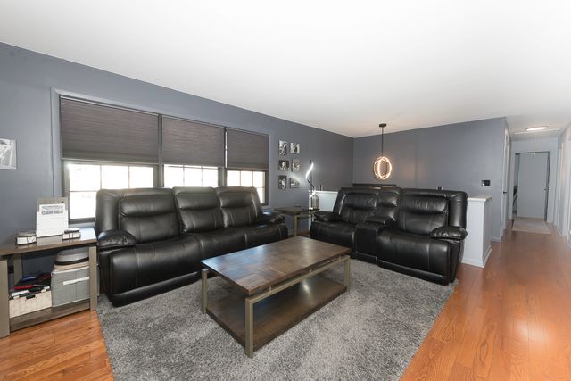 6717 Patton Drive, Woodridge, IL 60517