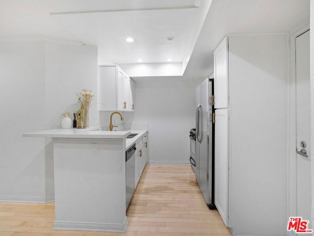 21520 Burbank Boulevard 112, Woodland Hills, CA 91367