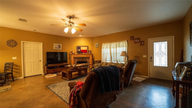 191 Clydesdale DR, Dale, TX 78616