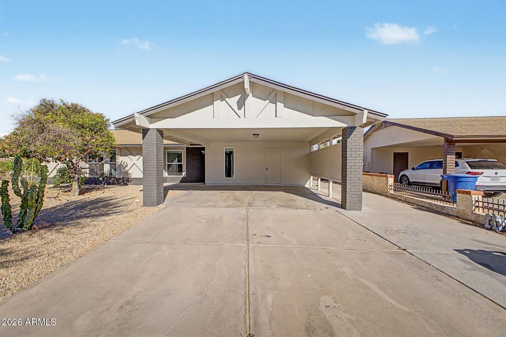 Image 2 of property listing at 123 N 132ND Place, Chandler, AZ 85225