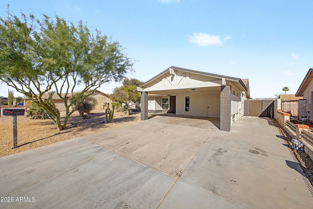 Image 3 of property listing at 123 N 132ND Place, Chandler, AZ 85225