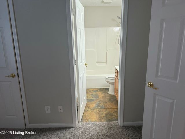 9500 Bayberry Green Ln, Louisville, KY 40291