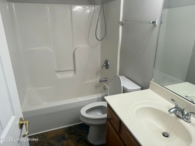 9500 Bayberry Green Ln, Louisville, KY 40291