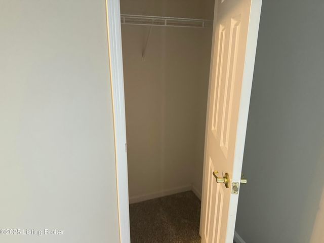 9500 Bayberry Green Ln, Louisville, KY 40291