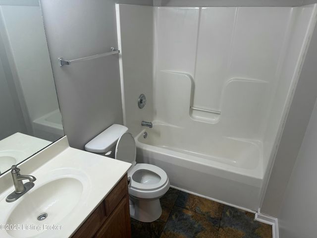 9500 Bayberry Green Ln, Louisville, KY 40291