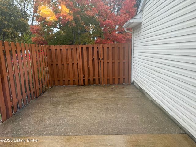 9500 Bayberry Green Ln, Louisville, KY 40291