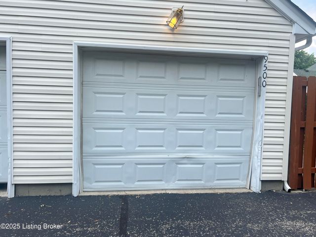 9500 Bayberry Green Ln, Louisville, KY 40291