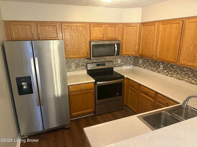 9500 Bayberry Green Ln, Louisville, KY 40291