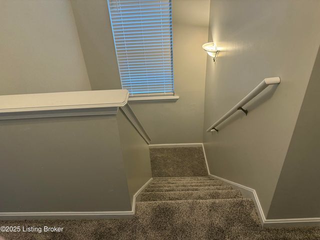 9500 Bayberry Green Ln, Louisville, KY 40291