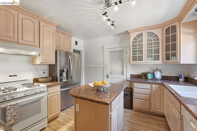1134 Chatham Rd, Oakland, CA 94610