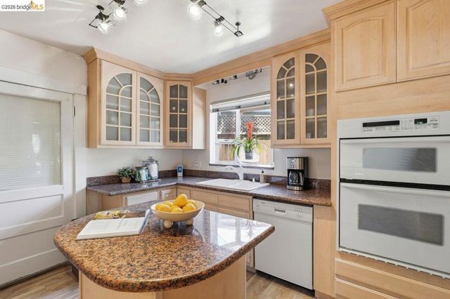 1134 Chatham Rd, Oakland, CA 94610