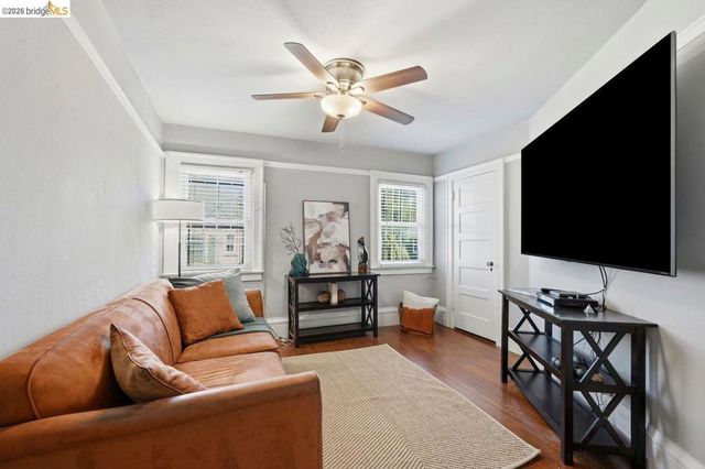 1134 Chatham Rd, Oakland, CA 94610