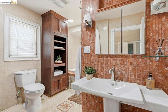 1134 Chatham Rd, Oakland, CA 94610