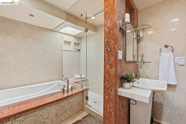 1134 Chatham Rd, Oakland, CA 94610