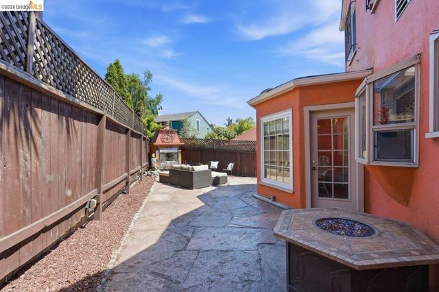 1134 Chatham Rd, Oakland, CA 94610