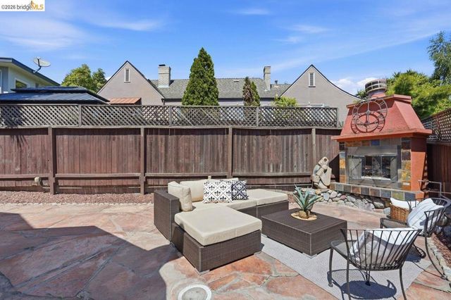1134 Chatham Rd, Oakland, CA 94610