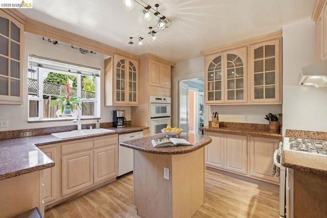 1134 Chatham Rd, Oakland, CA 94610