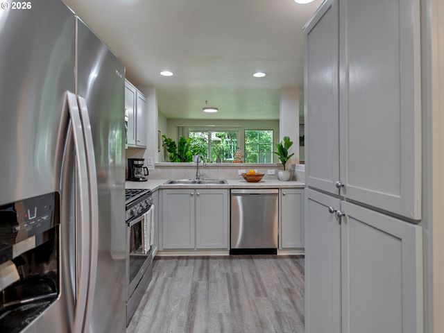 10769 Sw CANTERBURY Ln 102, Tigard, OR 97224